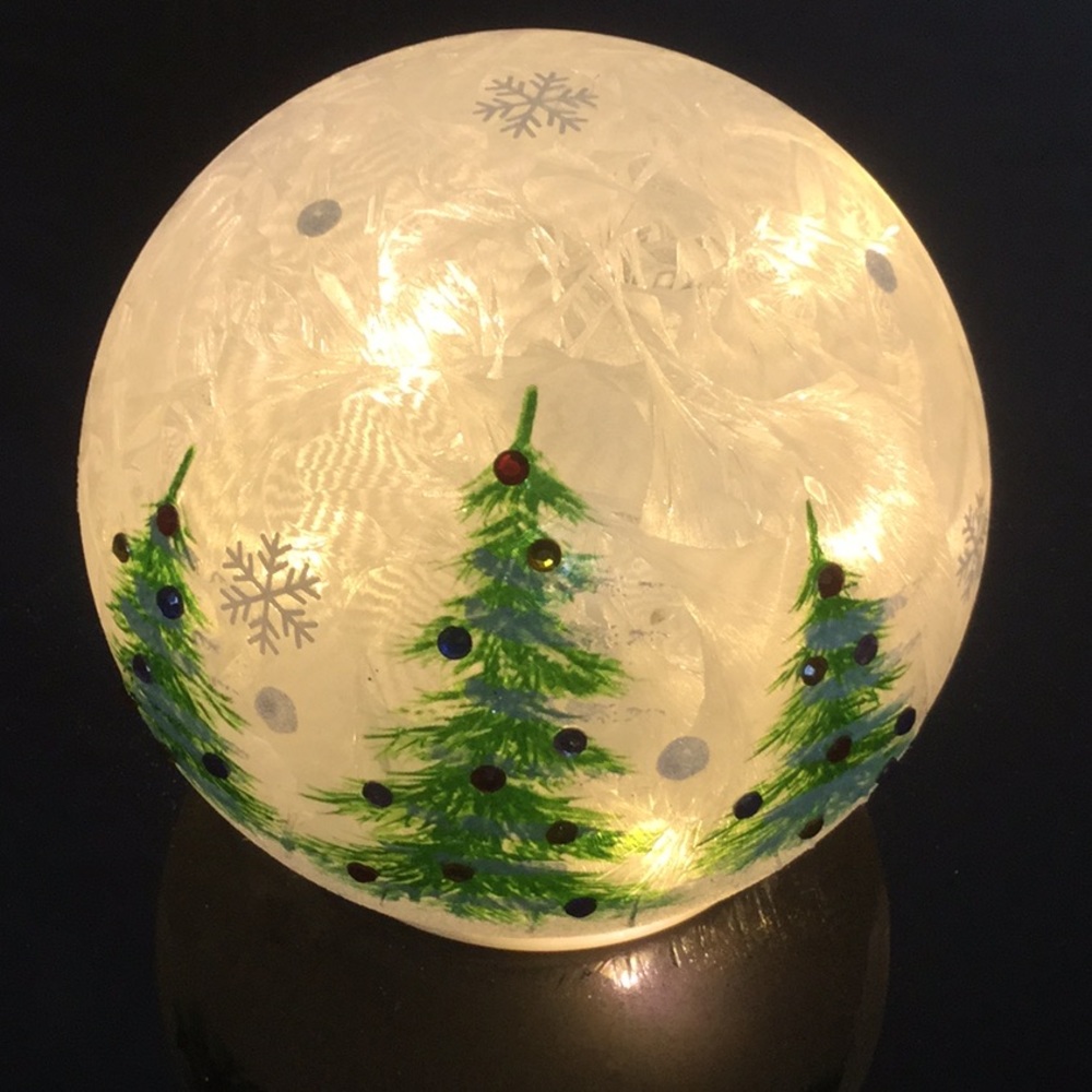NewLightedDecoratedChristmasTree SnowGlobe W/3AA